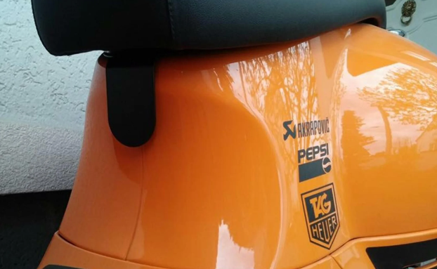 Houder Pickerl voor Oostenrijkse keuringssticker voor Vespa GTS/GTS Super/GTV/GT, glanzend zwart