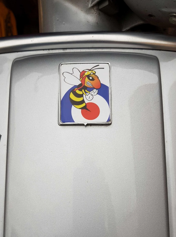 Vespa-embleem "Target boze wesp" 4-hoekig cascade, blauw/wit/rood