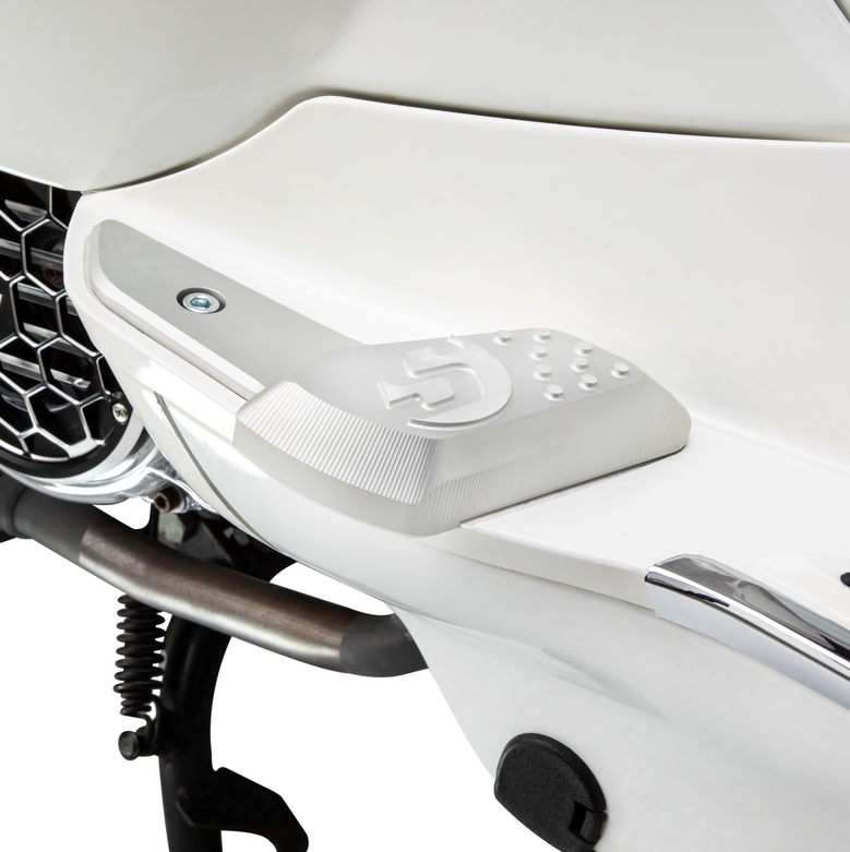 Voetsteunen rechts en links voor Vespa Primavera /Sprint 50-150ccm 2T/4T AC, zilver mat