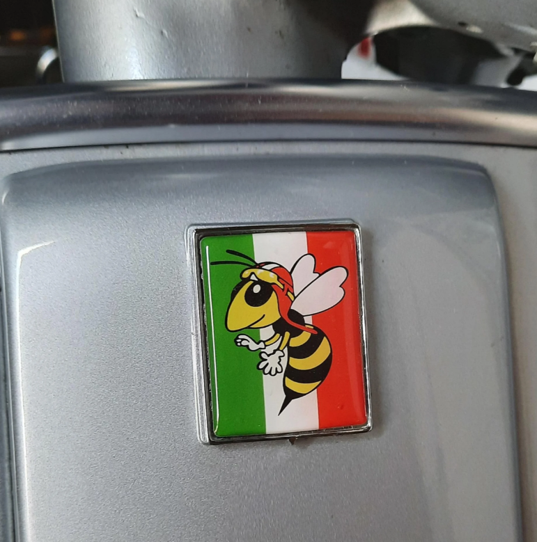 Vespa-embleem "Wasp" cascade met 4 hoeken, groen/wit/rood