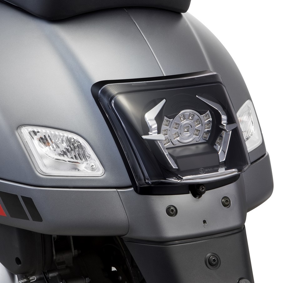 Frame achterlicht conversie voor Vespa GTS/GTS Super/GTV 125-300cc ('14-'18), zwart glanzend