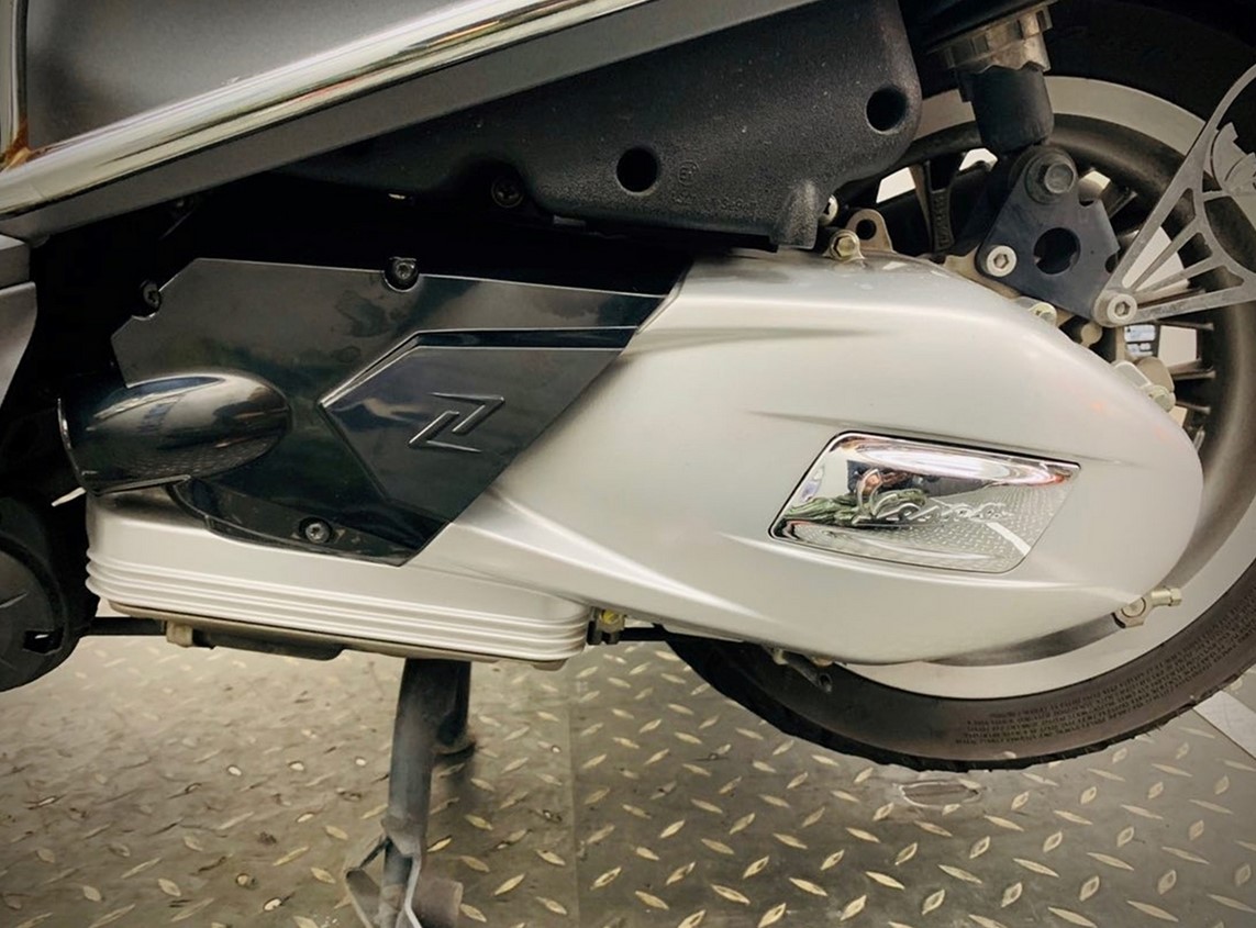 Luchtinlaat afdekking, vario afdekking voor Vespa Primavera/Sprint/GTS/GTS Super, zwart