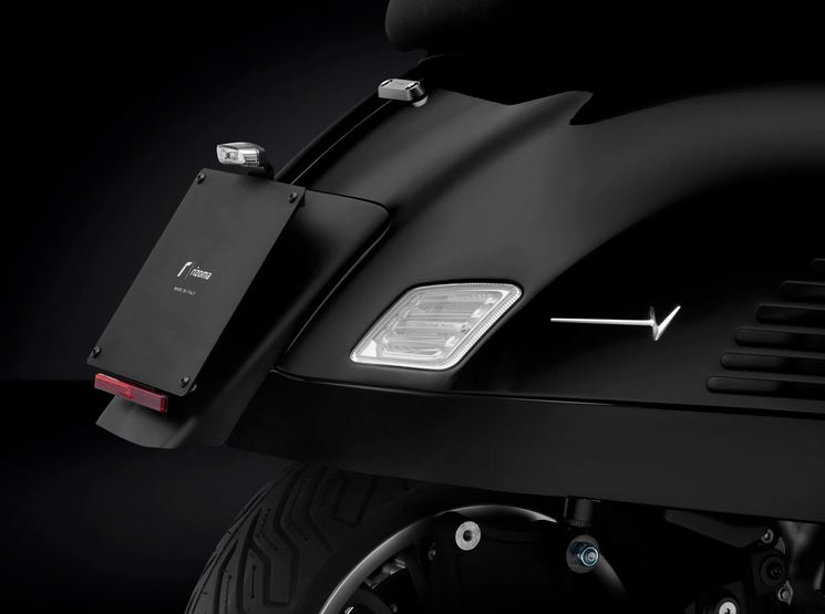 RIZOMA zijafdekking belettering voor Vespa GTS/GTS Super/GTV, zilver